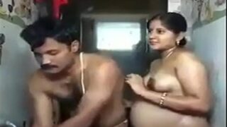 Cowok Patna Mandi Bugil Bareng Istri Hamilnya Yang Seksi