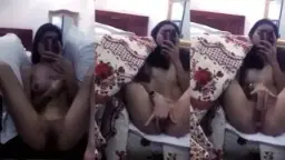 Gadis Muda Menggoda Diri Di Hadapan Kaca
