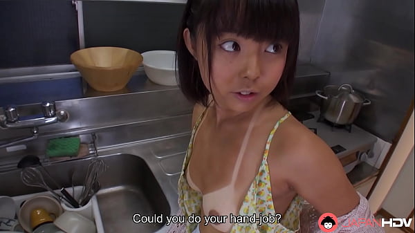 Istri Rumah Tangga Jepang Kecokelatan Tomoyo Isumi Beraksi Oral Tanpa Sensor.
