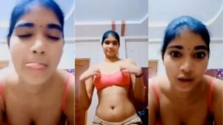 Gadis India Telanjang Memamerkan Payudara Montoknya Di Depan Kamera