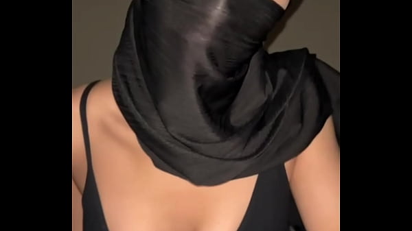 Tontotan Arab, Muslim, Hijab, Dada Montok Bikin Tersedak
