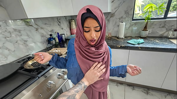 Istri Berhijab Yang Bergairah Ingin Selamatkan Pernikahan Dengan Belajar Memberikan Oral Dan Bicara Mesra