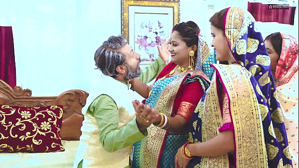 Burha Sasur Tharki Chodta Hai Chaun Nai Bahuon Ko Bistar Par