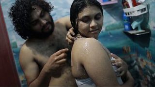 Cewek India Mandi Air Panas, Adegan Panas Bareng Kakak Tiri