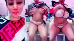 Tante Bunga Merintih Sambil Meremas Tobrut Basahnya