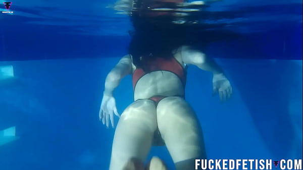 Helen Star Pake Baju Renang Seksi, Malam Di Kolam Bikin Napas Sesak.