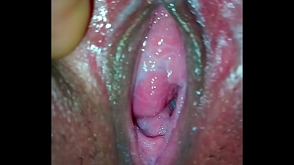 Bini Lagi Ngocok Kontol Gede Suami, Crot Di Memek Desi Basah.