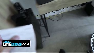 Anak Tiri Cewek Latin Menggoda Ayah Tirinya Dengan Tubuh Mulus Yang Bikin Ngilu.