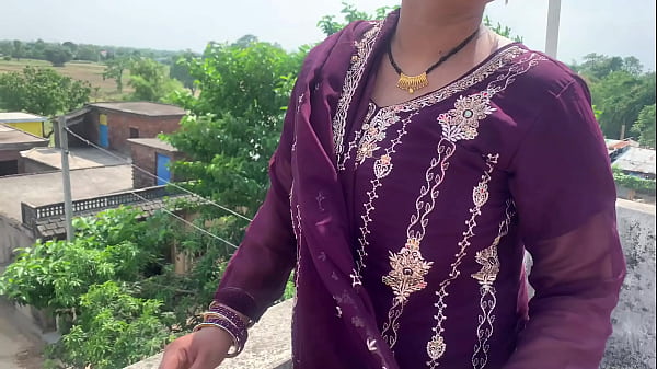 Bhojpuri Desi Bhabhi Kas Se Moot Di Apni Chut Aur Badan Ka Maza, Hindi Audio Mein.