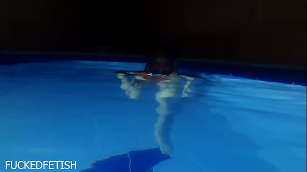 Helen Star Pake Baju Renang Seksi, Masker Malam, Siap Ngebut Di Pool