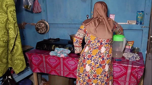 Ngentot Istri Temen Yang Lagi Masak, Sambil Nunggu Sambel Matang, Kontolku Udah Masuk Ke Dalem.