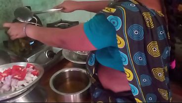 Ibu Rumah Tangga India Mainin Kontol Pacar Sambil Masak.