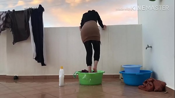 Buka Hijab, Tunjukin Pantat, Injek-injek Kaki Panas.