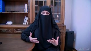 Kesepakatan Abad Ini Ditutup Dengan Ciuman Basah Dari Pelacur Berhijab Arab, Lilimissarab