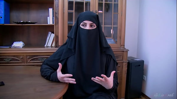 Kesepakatan Abad Ini Ditutup Dengan Ciuman Basah Dari Pelacur Berhijab Arab, Lilimissarab