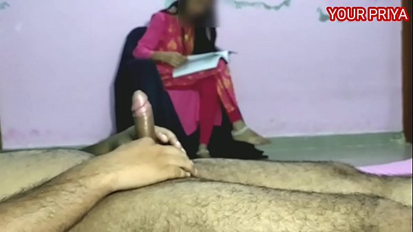 प्रिया को खूब मनाया और उसकी गांड मारी। हिंदी आवाज के साथ, बस रोती रही।