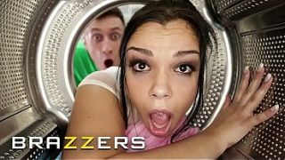 Video Ngewek Liar: Para Bintang Brazzers Terjebak Situasi Hot Sampai Ngentot Keras