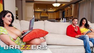 Sarah Arab Genit Godain Pacar Temen Sekamar, Berakhir Ngentot Panas Di Belakang! – Brazzers
