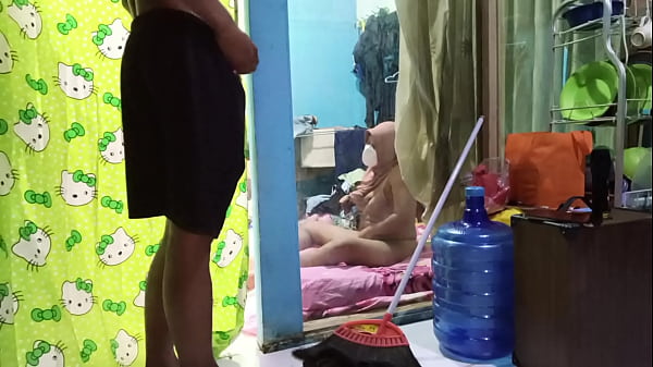 Ngentotin Istri Temen Sambil Dia Lagi Mainin Memeknya Sendiri
