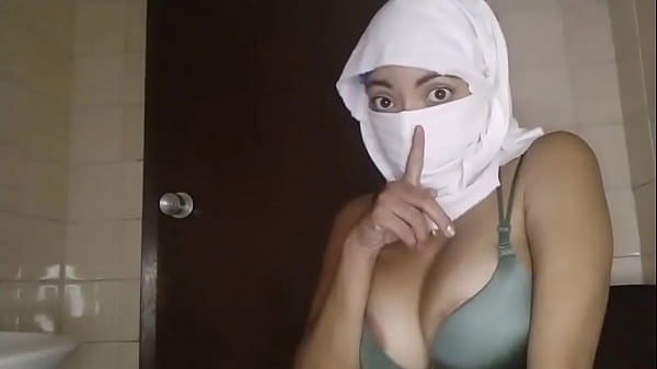 Istrinya Orang Arab, Islam, Lagi Horny, Sange Berat, Mainin Memek Sendiri Sampe Muncrat Diam-diam Pas Suami Lagi Pergi.