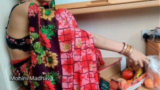 भारतीय देसी फल वाली मालिन ने भाव-ताव में ग्राहक से जोरदार चुदाई की, हिंदी में आवाज़