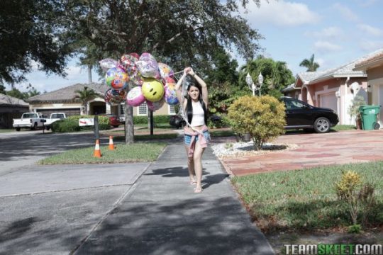 Jessica Jewels Di 99 Balon Kepala, Kontol Mungilnya Bikin Muncrat