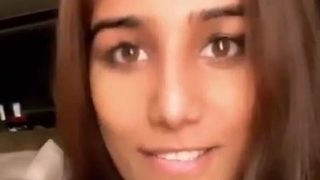 Poonam Pandey Pamer Puting Di Instagram Live, Bikin Netizen Mendingin