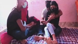 Video Mesum Bocil Bangladesh: Empat Orang Kinky Main Gila-gilaan Di Ranjang.