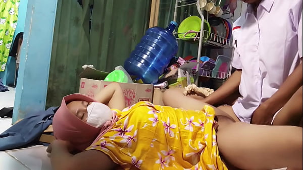 Ajak Ngentot Ibu Tiri Pas Mau Berangkat Sekolah, Makin Greget Sangeknya.