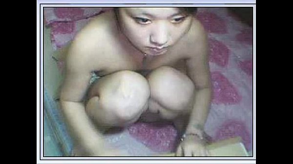 Gadis China Mungil Ngangkang Di Depan Kamera.