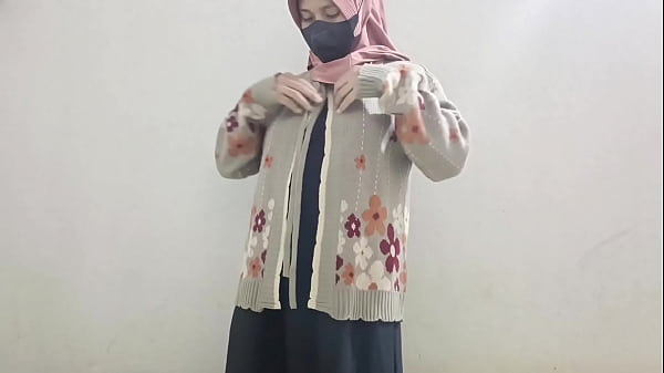 Gadis Hijab Mainin Timun Di Antara Pahanya Sampe Keluar Air.