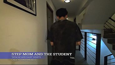 Ibu Tiri Lagi Ngajarin Muridnya Yang Panas, Di Ranjang.