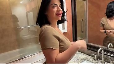 Ibu Tiri Latin Montok Lagi Horny Banget, Pingin Digenjot Di Rumah Sama Scott Stark