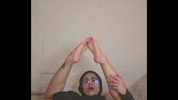 Ibu Rumah Tangga Arab Mia Pamer Kaki Sambil Pakai Niqab, Bikin Makin Panas.