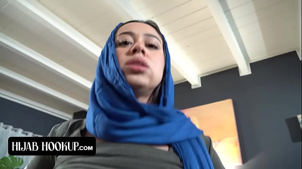 Nakal Banget Si Arab Ini, Nyedot Kontol Kakak Tirinya Biar Rahasia Mereka Nggak Bocor Ke Orang Tua Sambilan Yang Galak.