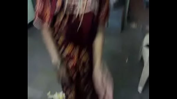 Ibu-ibu India Nakal Banget, Bikin Pengen Digebukin Sambil Dimainin.