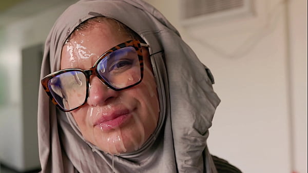 Hijab Cosplay – Cewek Bule Montok Digebuk Muka Sama Kontol Gede.