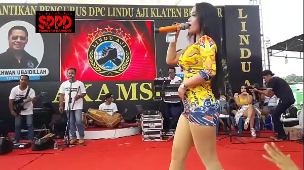 Tarian Erotis Indonesia – Sintya Riske Goyang Liar Bikin Mempesona Di Atas Panggung