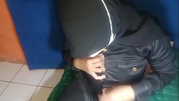 Satpam Cewek Sange Bejilat Bejilmek Sampe Muncrat Keluar Cairan Nikmat