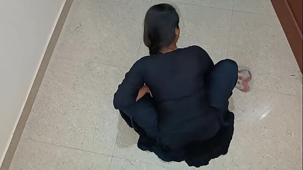 Bini Pembantu Desi India Lagi Digenjot Sama Majikan, Suara Hindi Jelas Kedengeran, Memek Basah Kena Kontol.