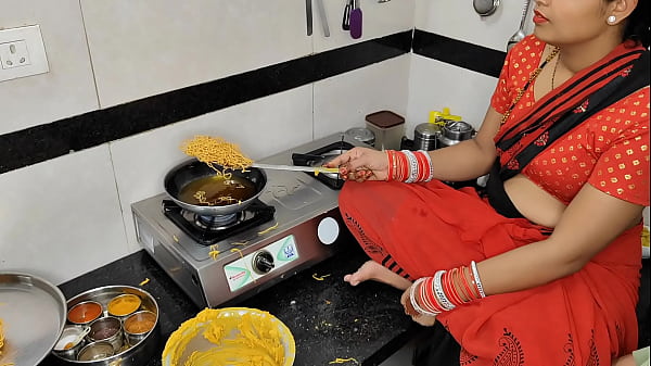 कोमल दिवाली पर नमकीन बना रही थी, तभी देवर ने भाभी को जोर से ले लिया