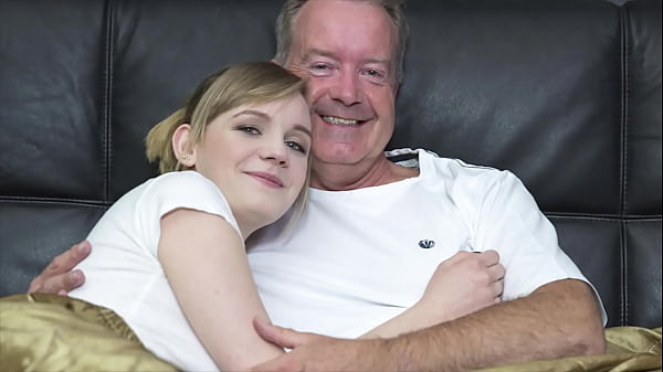 Blonde Seksi Nungging Siap Digocok Kontol Gede Kakek Tua