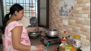 Desi Cewek, Goyangannya Bikin Makin Pengen