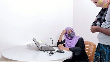 Bankir Cantik Berjilbab Digarap Sama Petani Desa, Desah Nafsu Panas Di Sawah