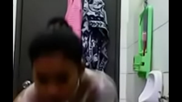 Narsis Abis, Crot Di Kaca Sambil Ngacengin Diri Sendiri