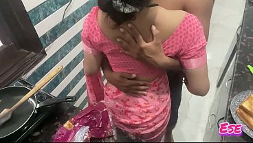 Desi Bhabhi Lagi Dapur Masak, Tiba-tiba Digituin Sambil Pegang Sendok Basah.