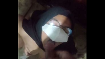 Cewek Indo Ngentot Di Kamar Mandi Sambil Nenggak Air Kencing, Becek Becek Basah.
