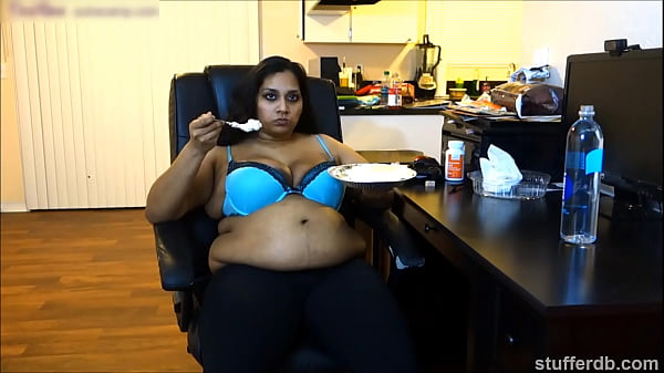 Desi Rose Ngiler Banget Sama Pie, Mulutnya Kebayang Ngejilatin Tiap Tetesnya!