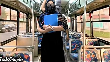 Istri Muslim Pulang Kampus Sendirian Di Bis, Tiba-tiba Ada Stranger Ngewe Dia Pake Hijab