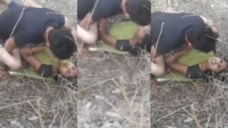 Cewek Ngehe Di Luar Sambil Temen-temennya Nonton